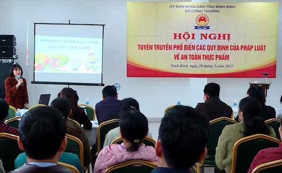 Tuy&ecirc;n truyền phổ biến c&aacute;c quy định của ph&aacute;p luật về An to&agrave;n thực phẩm