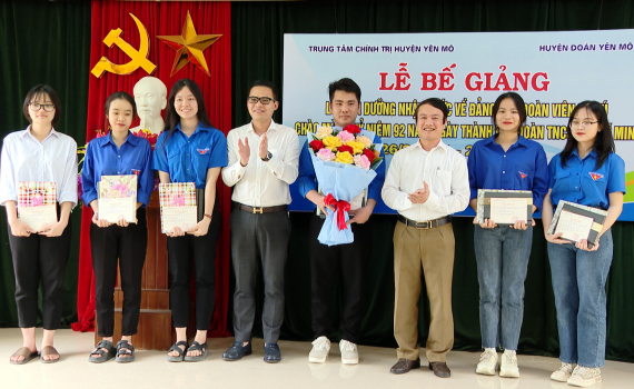 Y&ecirc;n M&ocirc; bế giảng lớp bồi dưỡng nhận thức về Đảng