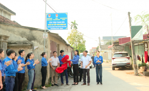 B&agrave;n giao c&ocirc;ng tr&igrave;nh thắp s&aacute;ng đường qu&ecirc; tại x&atilde; Hồi Ninh
