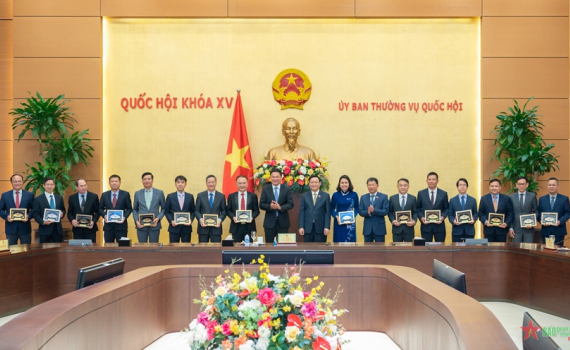 Chủ tịch Quốc hội Vương Đ&igrave;nh Huệ: Đặt lợi &iacute;ch quốc gia l&ecirc;n trước hết v&agrave; tr&ecirc;n hết