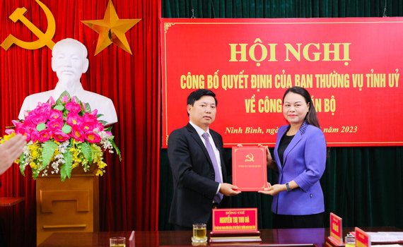 C&ocirc;ng bố Quyết định của Ban Thường vụ Tỉnh ủy về c&ocirc;ng t&aacute;c c&aacute;n bộ