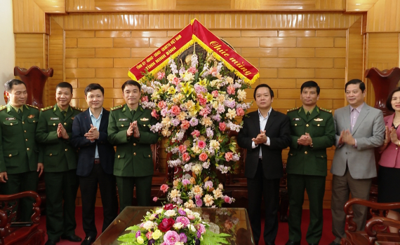 Đồng ch&iacute; Chủ tịch UBND tỉnh ch&uacute;c mừng Bộ đội Bi&ecirc;n ph&ograve;ng tỉnh nh&acirc;n ng&agrave;y truyền thống