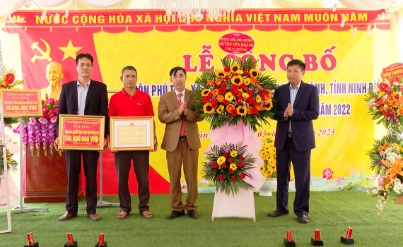 Th&ocirc;n Ph&uacute; T&acirc;n, x&atilde; Kh&aacute;nh Ph&uacute; được c&ocirc;ng nhận đạt chuẩn N&ocirc;ng th&ocirc;n mới kiểu mẫu