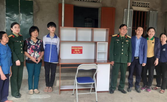 Hội Phụ nữ Bộ Chỉ huy Qu&acirc;n sự tỉnh tặng qu&agrave; học sinh c&oacute; ho&agrave;n cảnh kh&oacute; khăn
