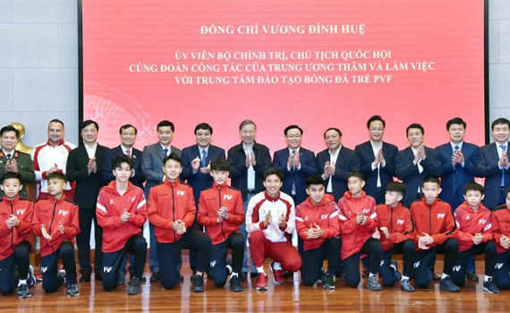 Chủ tịch Quốc hội Vương Đ&igrave;nh Huệ thăm Trung t&acirc;m đ&agrave;o tạo b&oacute;ng đ&aacute; trẻ PVF