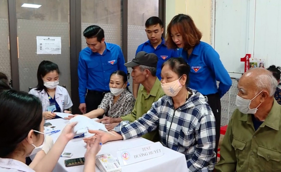 Kh&aacute;m bệnh, cấp ph&aacute;t thuốc miễn ph&iacute; tại th&agrave;nh phố Ninh B&igrave;nh