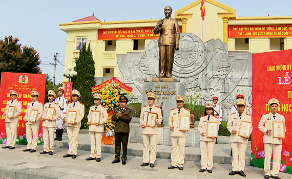 Lễ b&aacute;o c&ocirc;ng, tuy&ecirc;n dương Thanh ni&ecirc;n, Phụ nữ C&ocirc;ng an tỉnh ti&ecirc;u biểu