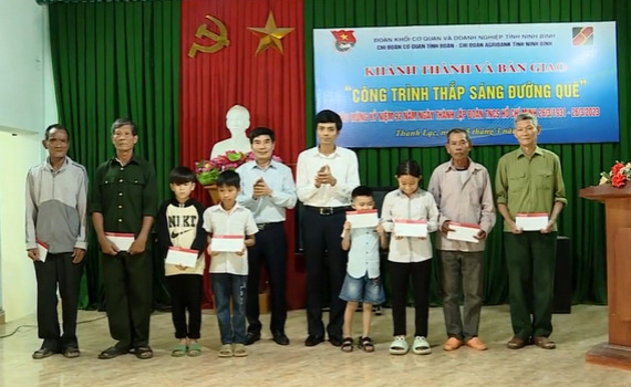 Kh&aacute;nh th&agrave;nh c&ocirc;ng tr&igrave;nh thắp s&aacute;ng đường qu&ecirc; tại x&atilde; Thanh Lạc