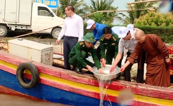 Thả c&aacute; giống t&aacute;i tạo nguồn lợi thủy sản tại huyện Kim Sơn