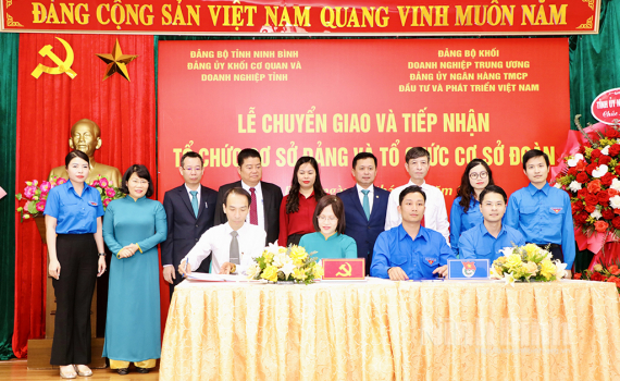Chuyển giao v&agrave; tiếp nhận tổ chức cơ sở Đảng v&agrave; Đo&agrave;n
