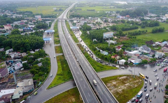 Đường cao tốc phải c&oacute; tối thiểu 4 l&agrave;n theo đ&uacute;ng ti&ecirc;u chuẩn