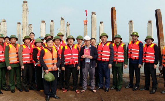 L&atilde;nh đạo tỉnh kiểm tra c&aacute;c c&ocirc;ng tr&igrave;nh tr&ecirc;n v&ugrave;ng biển huyện Kim Sơn