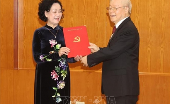 Tổng B&iacute; thư Nguyễn Ph&uacute; Trọng trao Quyết định ph&acirc;n c&ocirc;ng đồng ch&iacute; Trương Thị Mai giữ chức Thường trực Ban B&iacute; thư