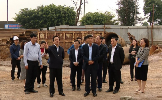 Đồng ch&iacute; Chủ tịch UBND tỉnh kiểm tra một số c&ocirc;ng tr&igrave;nh, dự &aacute;n