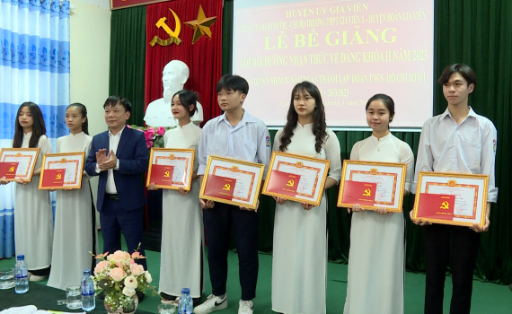 Bế giảng lớp bồi dưỡng nhận thức về Đảng cho học sinh Trường THPT Gia Viễn A