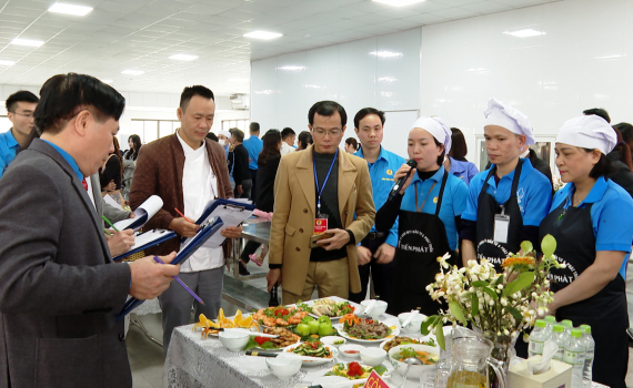 C&ocirc;ng đo&agrave;n c&aacute;c khu c&ocirc;ng nghiệp tỉnh tổ chức Hội thi nấu ăn