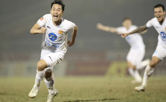 V&ograve;ng 12 V-League: Nam Định giữ vững ng&ocirc;i đầu, H&agrave; Nội FC thắng s&iacute;t sao