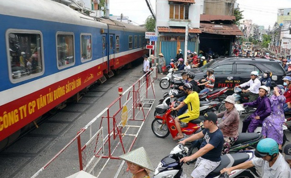 Ưu ti&ecirc;n bố tr&iacute; kinh ph&iacute; n&acirc;ng cấp đường ngang, x&oacute;a lối đi tự mở qua đường sắt