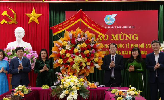 Đồng ch&iacute; Ph&oacute; B&iacute; thư Thường trực Tỉnh ủy ch&uacute;c mừng Hội Li&ecirc;n hiệp Phụ nữ tỉnh nh&acirc;n Ng&agrave;y Quốc tế Phụ nữ 8/3