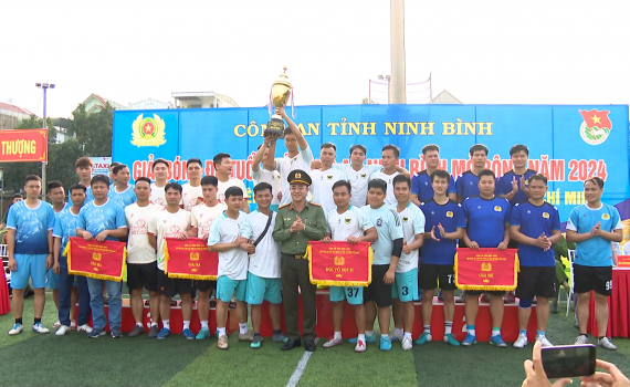 Bế mạc Giải b&oacute;ng đ&aacute; Tuổi trẻ C&ocirc;ng an Ninh B&igrave;nh mở rộng năm 2024