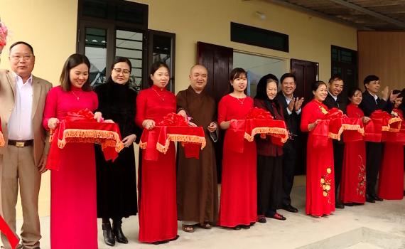 Kh&aacute;nh th&agrave;nh nh&agrave; "Ấm t&igrave;nh đo&agrave;n kết lương - gi&aacute;o" cho hộ ngh&egrave;o tại x&atilde; Định H&oacute;a
