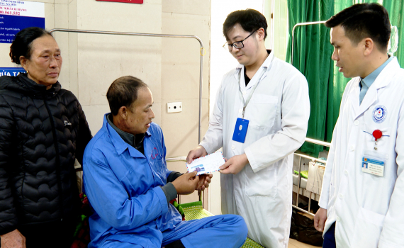 C&aacute;n bộ y tế Bệnh viện Đa khoa Ninh B&igrave;nh kết nối y&ecirc;u thương, đồng h&agrave;nh c&ugrave;ng người bệnh 