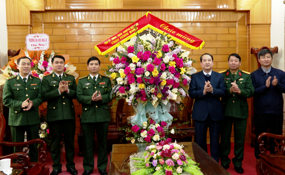 Đồng ch&iacute; Ph&oacute; B&iacute; thư Thường trực Tỉnh ủy, Chủ tịch HĐND tỉnh thăm, ch&uacute;c mừng nh&acirc;n Ng&agrave;y Truyền thống Bộ đội Bi&ecirc;n ph&ograve;ng