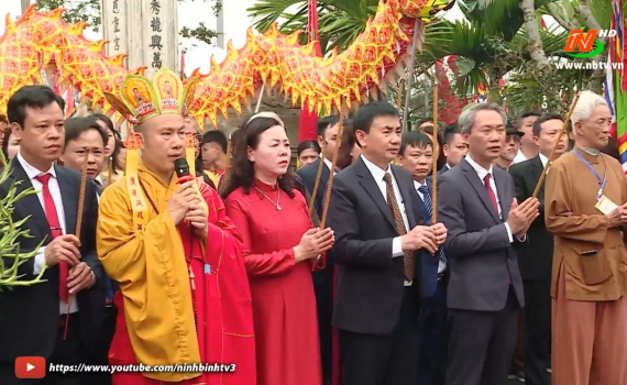 Lễ rước kiệu v&agrave; d&acirc;ng hương kỷ niệm 1100 năm ng&agrave;y sinh Đinh Ti&ecirc;n Ho&agrave;ng đế