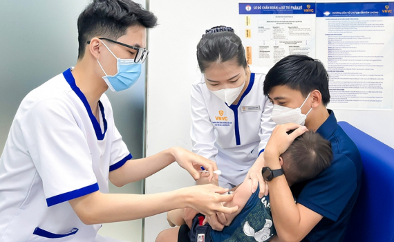 Ti&ecirc;m đầy đủ vaccine sởi c&oacute; hiệu quả ph&ograve;ng bệnh l&ecirc;n đến 98%
