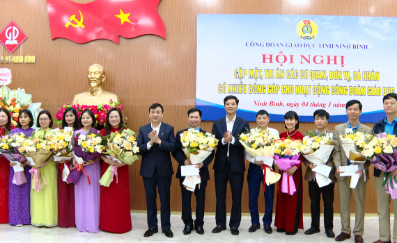 Tri &acirc;n tập thể, c&aacute; nh&acirc;n c&oacute; nhiều đ&oacute;ng g&oacute;p cho C&ocirc;ng đo&agrave;n Gi&aacute;o dục