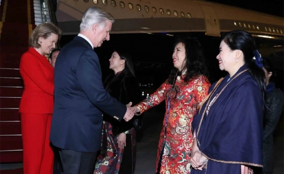 Nh&agrave; Vua v&agrave; Ho&agrave;ng hậu Vương quốc Bỉ đến H&agrave; Nội, bắt đầu thăm cấp Nh&agrave; nước tới Việt Nam
