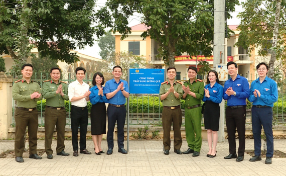  Kh&aacute;nh th&agrave;nh v&agrave; b&agrave;n giao C&ocirc;ng tr&igrave;nh &ldquo;Thắp s&aacute;ng đường qu&ecirc;&rdquo; tại x&atilde; Quảng Lạc
