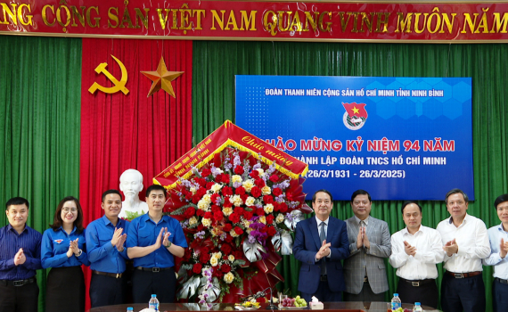 Đồng ch&iacute; Ph&oacute; B&iacute; thư Thường trực Tỉnh ủy ch&uacute;c mừng 94 năm Ng&agrave;y th&agrave;nh lập Đo&agrave;n TNCS Hồ Ch&iacute; Minh
