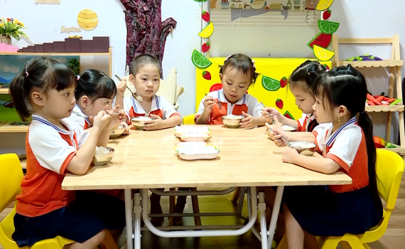 Ninh B&igrave;nh: Bảo đảm an to&agrave;n thực phẩm bữa ăn b&aacute;n tr&uacute; cho trẻ 