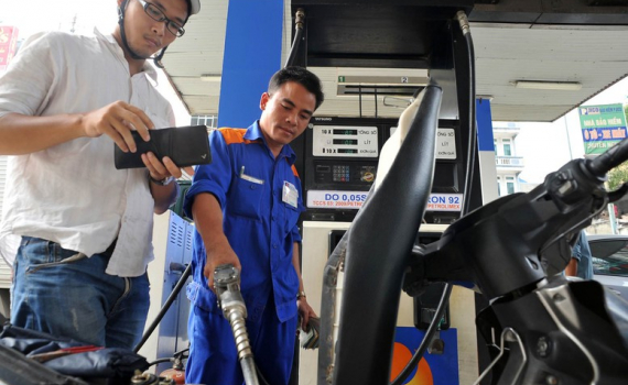 Gi&aacute; xăng giảm xuống mức thấp nhất trong 3 năm qua