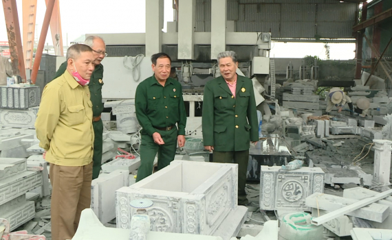 Hội Cựu chiến binh x&atilde; Ninh V&acirc;n giữ g&igrave;n nghề truyền thống đ&aacute; mỹ nghệ