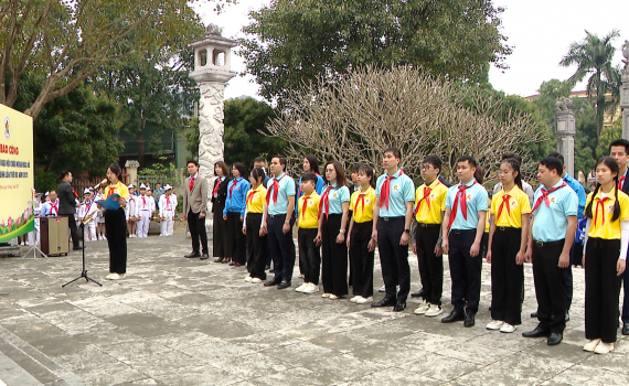 Đo&agrave;n đại biểu Ch&aacute;u ngoan B&aacute;c Hồ tỉnh Ninh B&igrave;nh tổ chức d&acirc;ng hương, b&aacute;o c&ocirc;ng d&acirc;ng B&aacute;c