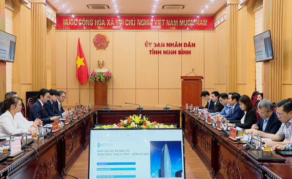 Đồng ch&iacute; Chủ tịch UBND tỉnh Phạm Quang Ngọc l&agrave;m việc với nh&agrave; đầu tư Nhật Bản