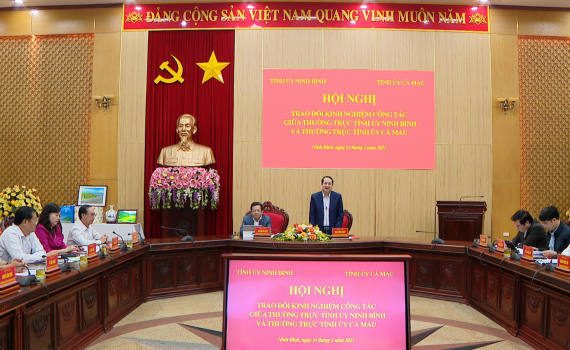 Trao đổi kinh nghiệm c&ocirc;ng t&aacute;c giữa Thường trực Tỉnh ủy Ninh B&igrave;nh v&agrave; Thường trực Tỉnh ủy C&agrave; Mau