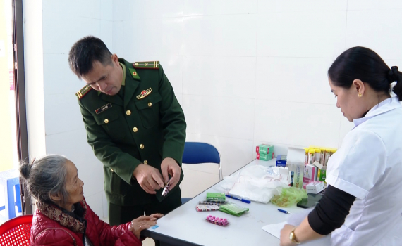  Bộ đội Bi&ecirc;n ph&ograve;ng tỉnh kh&aacute;m bệnh, tư vấn, cấp ph&aacute;t thuốc miễn ph&iacute; cho người c&oacute; c&ocirc;ng