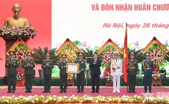 Kỷ niệm 90 năm Ng&agrave;y truyền thống D&acirc;n qu&acirc;n tự vệ v&agrave; đ&oacute;n nhận Hu&acirc;n chương Hồ Ch&iacute; Minh
