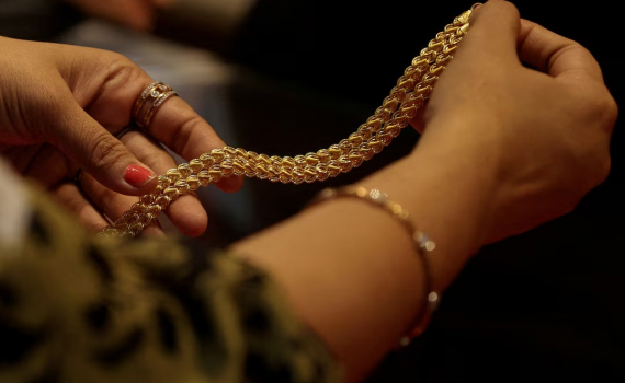 Gi&aacute; v&agrave;ng h&ocirc;m nay 13/3: Giảm hơn 1% do USD mạnh l&ecirc;n v&agrave; kỳ vọng cắt giảm l&atilde;i suất suy yếu