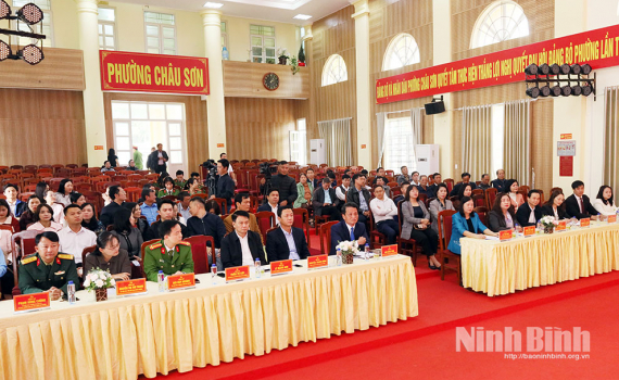 Đồng ch&iacute; Ph&oacute; Chủ nhiệm Thường trực Uỷ ban D&acirc;n nguyện v&agrave; Gi&aacute;m s&aacute;t của Quốc hội L&ecirc; Thị Nga v&agrave; c&aacute;c ứng cử vi&ecirc;n đại biểu Quốc hội v&agrave; HĐND tỉnh tiếp x&uacute;c cử tri tại phường Ch&acirc;u Sơn