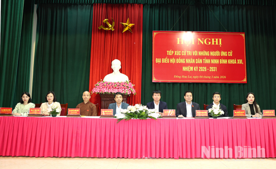 Đồng ch&iacute; B&iacute; thư Tỉnh ủy Trần Huy Tuấn v&agrave; c&aacute;c ứng cử vi&ecirc;n đại biểu HĐND tỉnh kh&oacute;a XVI tiếp x&uacute;c cử tri phường Đ&ocirc;ng Hoa Lư