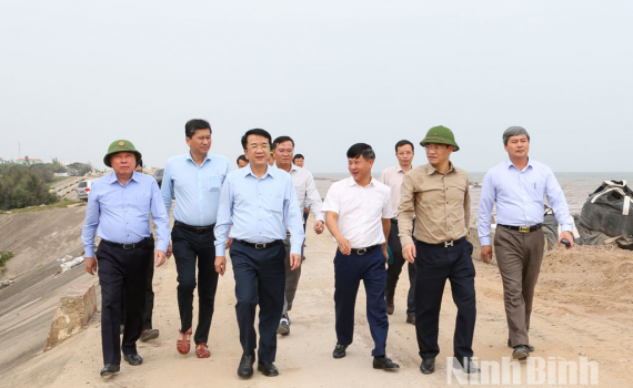 Đồng ch&iacute; Chủ tịch UBND tỉnh Nguyễn Thanh B&igrave;nh kiểm tra hệ thống đ&ecirc;, k&egrave; biển Hải Thịnh