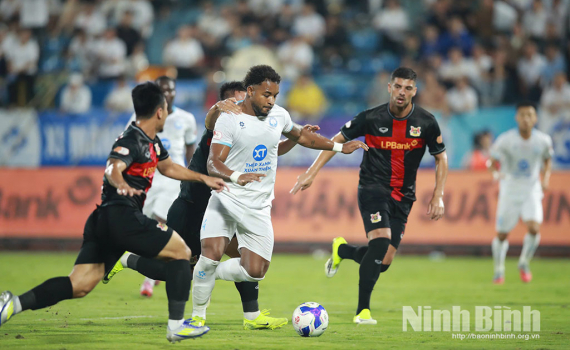 CLB Th&eacute;p Xanh Nam Định ngược d&ograve;ng thắng Ninh B&igrave;nh FC trong trận derby