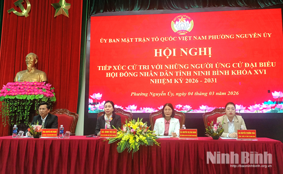 Đồng ch&iacute; Ph&oacute; B&iacute; thư Thường trực Tỉnh ủy Đinh Thị Lụa v&agrave; c&aacute;c ứng cử vi&ecirc;n đại biểu HĐND tỉnh kh&oacute;a XVI tiếp x&uacute;c cử tri phường Nguyễn &Uacute;y