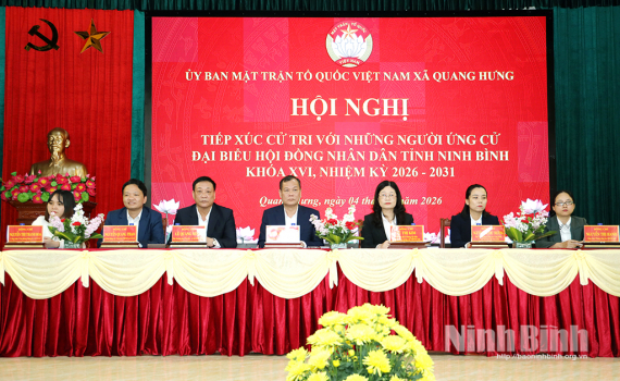 Đồng ch&iacute; Ph&oacute; B&iacute; thư Tỉnh ủy, Chủ tịch HĐND tỉnh L&ecirc; Quốc Chỉnh v&agrave; những người ứng cử đại biểu HĐND tỉnh kh&oacute;a XVI tiếp x&uacute;c cử tri x&atilde; Quang Hưng, Trực Ninh
