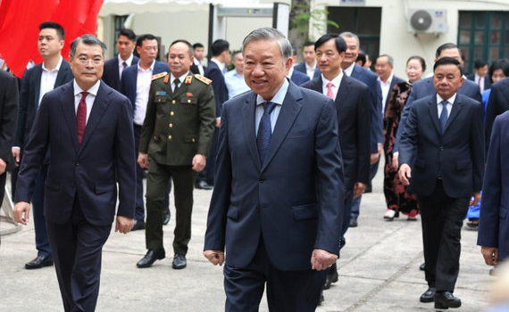 Ch&ugrave;m ảnh: C&aacute;c đồng ch&iacute; l&atilde;nh đạo Đảng, Nh&agrave; nước thực hiện quyền cử tri