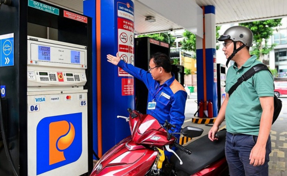 Ch&iacute;nh thức chi 4.000-5.000 đồng từ quỹ b&igrave;nh ổn gi&aacute; với mỗi l&iacute;t xăng dầu